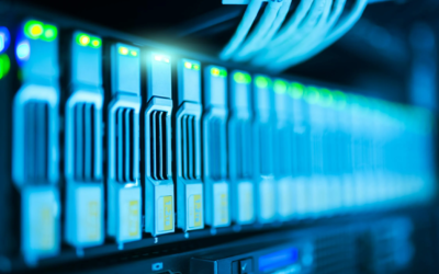 Intelligence artificielle révolutionne la gestion énergétique et la transition durable

L’intelligence artificielle (IA) s’impose aujourd’hui comme un levier majeur pour optimiser la consommation et la distribution d’énergie. Selon une étude récente, 78 % des réseaux intelligents enregistrent une réduction de pertes de 15 % grâce à l’intégration de solutions IA. Cet engouement, soutenu par la Commission européenne et le MIT, marque un tournant dans la transition écologique.

## Quels apports de l’IA pour l’énergie ?
L’IA intervient à trois niveaux clés :
– Prévision de la demande : régression, apprentissage supervisé et modèles statistiques pour anticiper les pics de consommation.  
– Détection de panne : analyse en temps réel et réseaux neuronaux pour déclencher la maintenance prédictive.  
– Pilotage des renouvelables : ajustement des flux solaires ou éoliens afin de maximiser l’injection sur le réseau.

Ces avancées limitent les pertes et facilitent l’intégration des sources distribuées, garantissant une meilleure fiabilité du système.

### Exemple historique
En Auvergne, Enedis a équipé son réseau de capteurs intelligents. Résultat : 20 % de pertes en moins sur les lignes secondaires grâce à l’IA.

## Comment l’IA optimise-t-elle la gestion énergétique ?
L’analyse prédictive repose sur des forêts aléatoires et des réseaux profonds pour anticiper l’évolution de la consommation.  
Pourquoi cet intérêt ?  
– Réduction des coûts d’exploitation  
– Allongement de la durée de vie des équipements  
– Baisse des émissions de CO₂

### Cas pratique
À Grenoble, un micro-réseau intelligent a co-piloté une ferme solaire et une micro-turbine hydraulique. Bilan : 30 % d’économies sur les charges de pointe.

## Applications concrètes dans les bâtiments
L’écoconception et la domotique durable se combinent à l’IA :  
– Capteurs réglant température et humidité pour optimiser la climatisation  
– Éclairage automatique selon l’occupation  
– Ventilation pilotée par apprentissage continu

L’architecte Norman Foster évoque une « bâtisse vivante » capable de s’auto-réguler pour concilier confort et sobriété énergétique.

## Enjeux et limites de l’IA écologique
### Consommation de données
Les data centers représentent déjà 2 % de la demande mondiale d’électricité. L’impact carbone du deep learning questionne Google, Facebook et d’autres géants.

### Sécurité et confidentialité
Le déploiement massif de capteurs IoT nécessite un cadre strict. La CNIL, Tesla et la mairie de Paris élaborent des standards pour anonymiser et sécuriser les données.

### Risques
– Dépendance accrue aux infrastructures numériques et vulnérabilité face aux cyberattaques  
– Obsolescence programmée des capteurs et algorithmes

## Perspectives et innovations
Plusieurs pistes prometteuses se dessinent :
– Edge computing : traitement local pour réduire les transferts de données  
– Jumeaux numériques : modélisation en temps réel des sites industriels  
– Blockchain verte : traçabilité des renouvelables et contrats intelligents

L’Agence internationale de l’énergie et les startups CleanTech soutiennent ces évolutions. L’innovation reste un moteur indispensable pour réussir la transition énergétique et promouvoir les mobilités durables.

En conclusion, l’IA se positionne comme un catalyseur d’efficience au service d’un avenir plus sobre et résilient. D’autres domaines, tels que la gestion de l’eau ou la mobilité intelligente, bénéficieront bientôt des mêmes avancées technologiques.